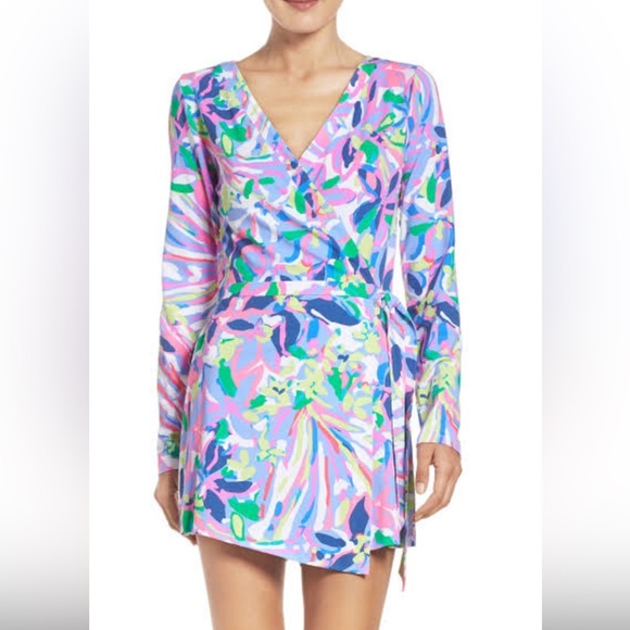 Lilly Pulitzer Tiki Wrap Romper – “Havin’ a Blast” Print
Size: XS - Picture 2 of 7